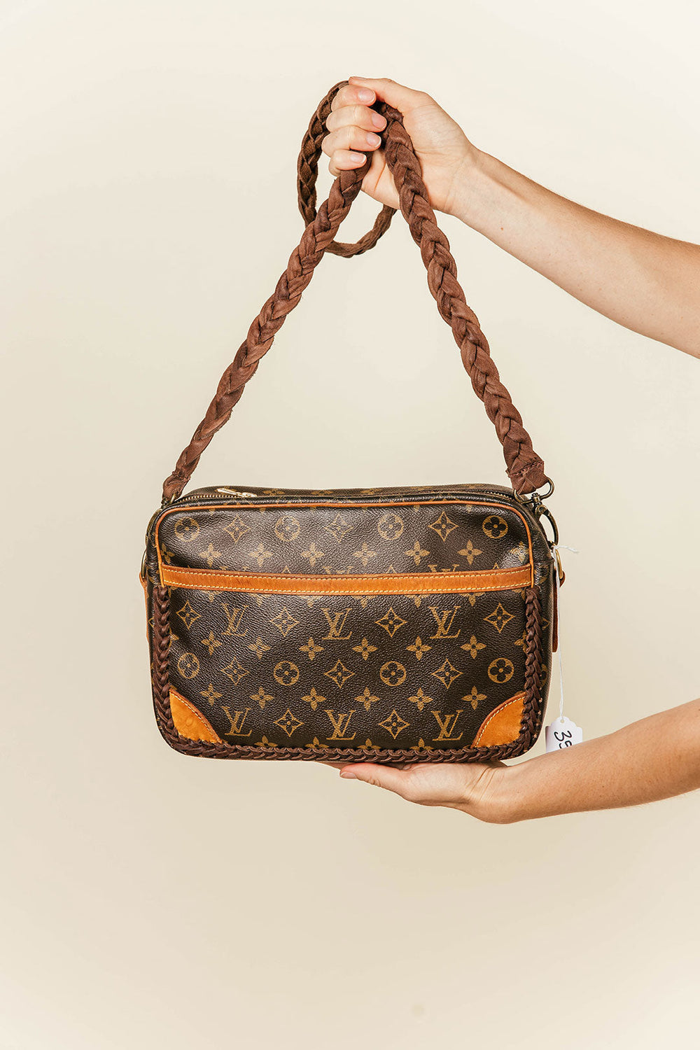 Louis Vuitton Handbags Outlet Store.  Louis vuitton bag, Vuitton bag, Fall  handbags